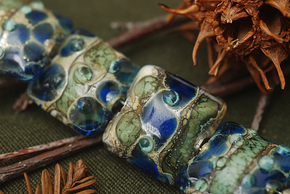 10406504 - Seven Deep Blue Ocean Pillow Beads