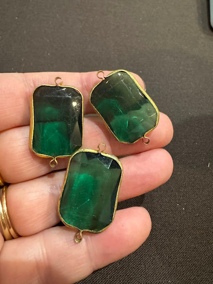 Vintage Connectors 25x18mm Emerald