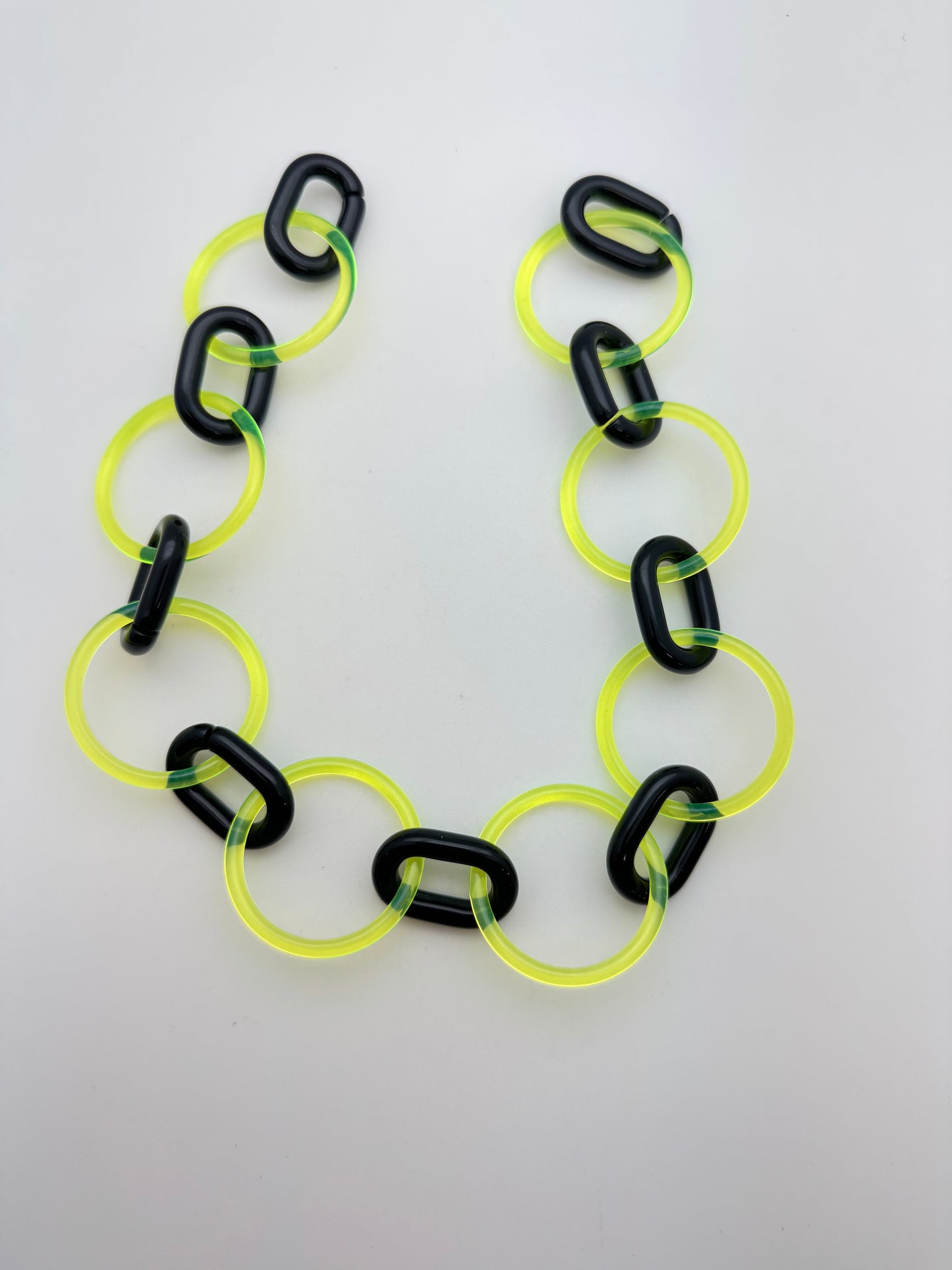 Resin Chain Link 15"x37mm Jet & Neon