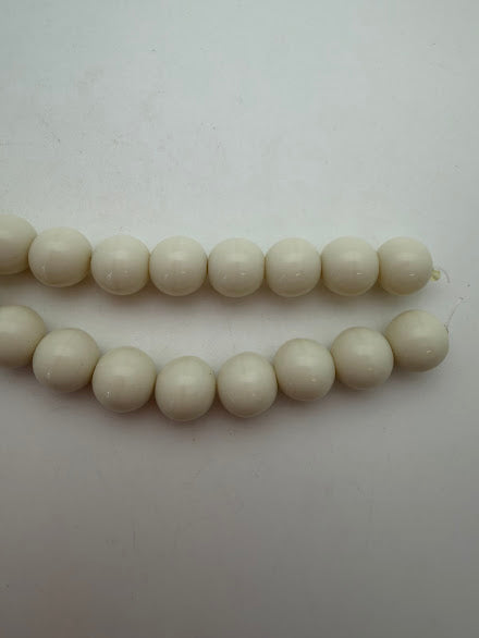 Vintage Glass Round 12mm Eggshell