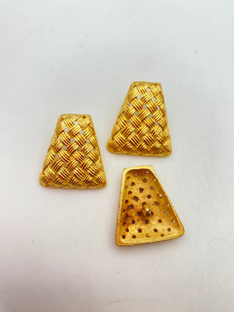 Vintage Metal Button 25x22mm Gold