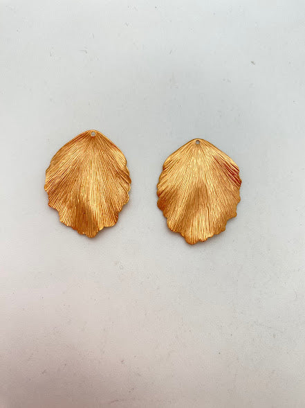Vintage Metal Leaf 28x22mm Gold
