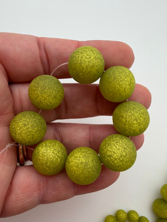 Round 16mm Matte Glitter Kiwi