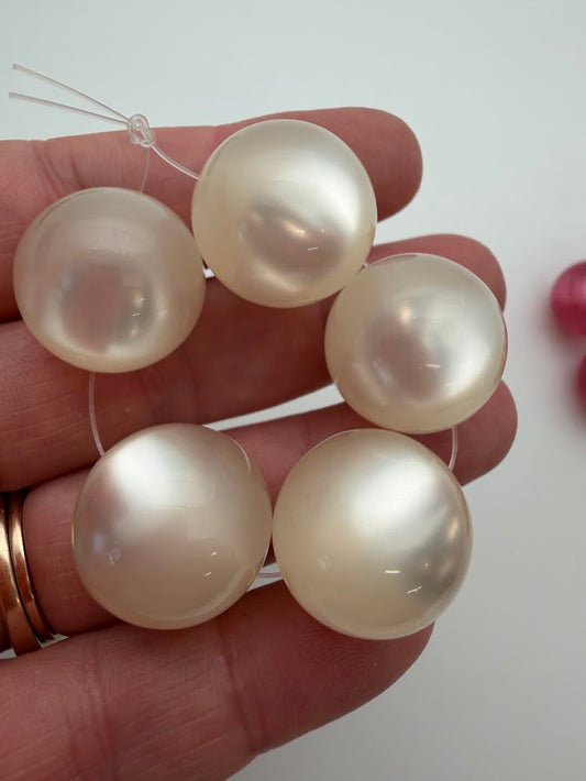 Round 20mm Moonglow Shell
