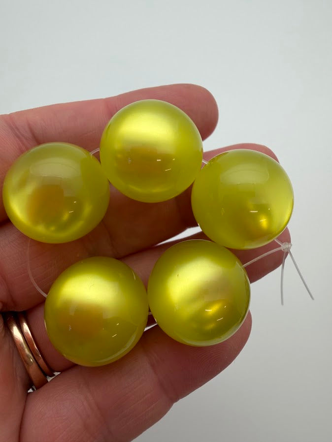 Round 20mm Moonglow Kiwi