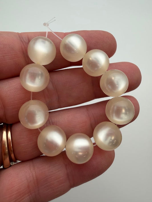Round 12mm Moonglow Shell
