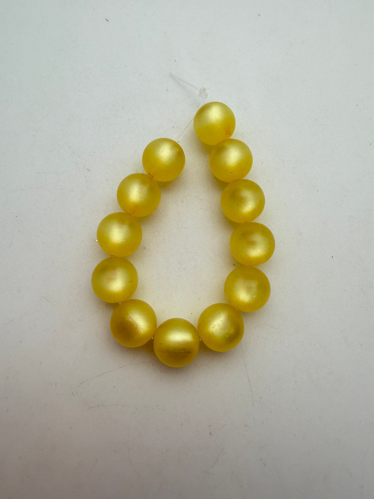 Round Moonglow 10mm Lemon Yellow