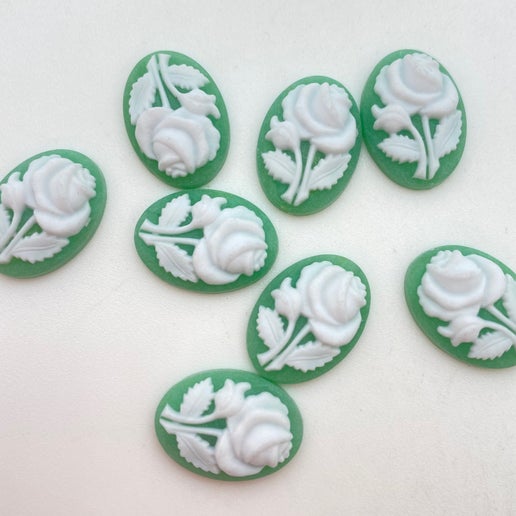 Cab Lucite Oval 18x13mm Green/white