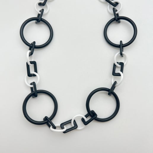 Resin Chain Link Jet & White 15"x38mm