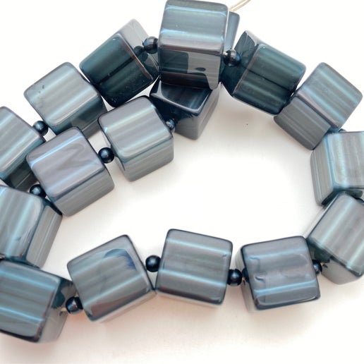 Moon Glow Cube 22mm Black Diamond