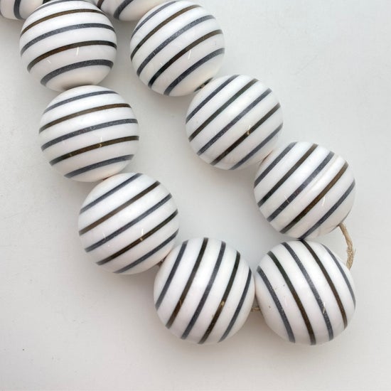 Layered Round 25mm Black & white