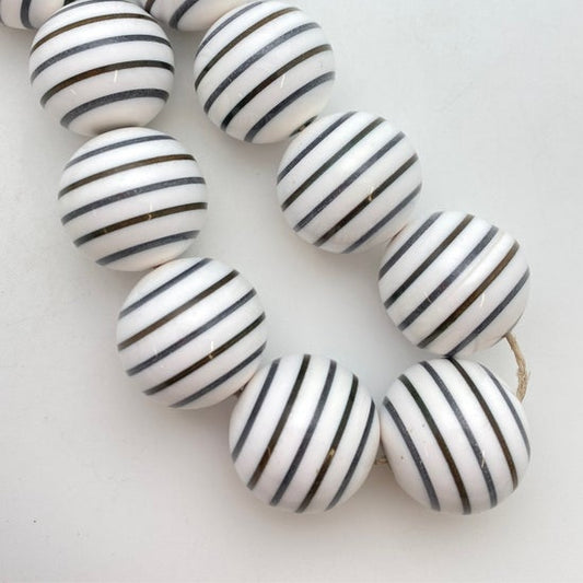 Layered Round 25mm Black & white