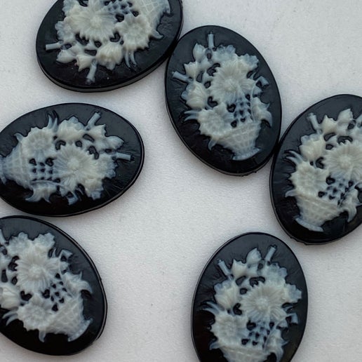 Cab Lucite Oval 18x13mm Jet/white