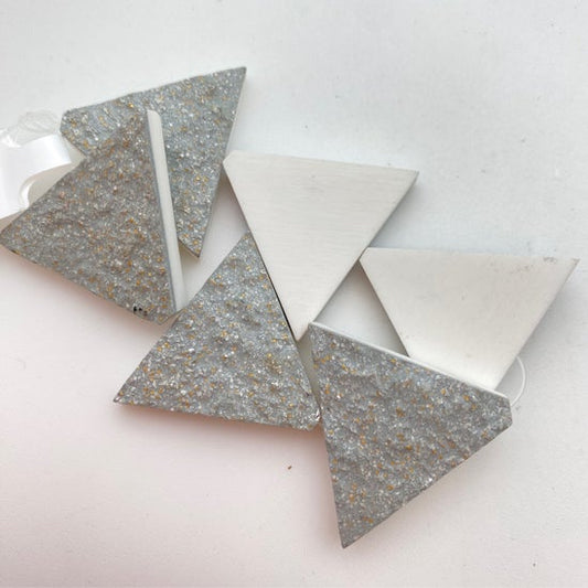 Glitter One side triangle 22mm Gray/white